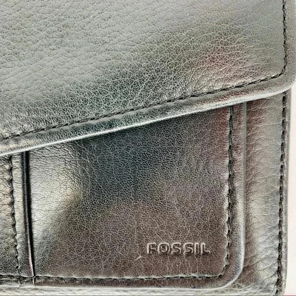 Fossil Crossbody 7.5”x5.5” converts to a clutch - Picture 3 of 7